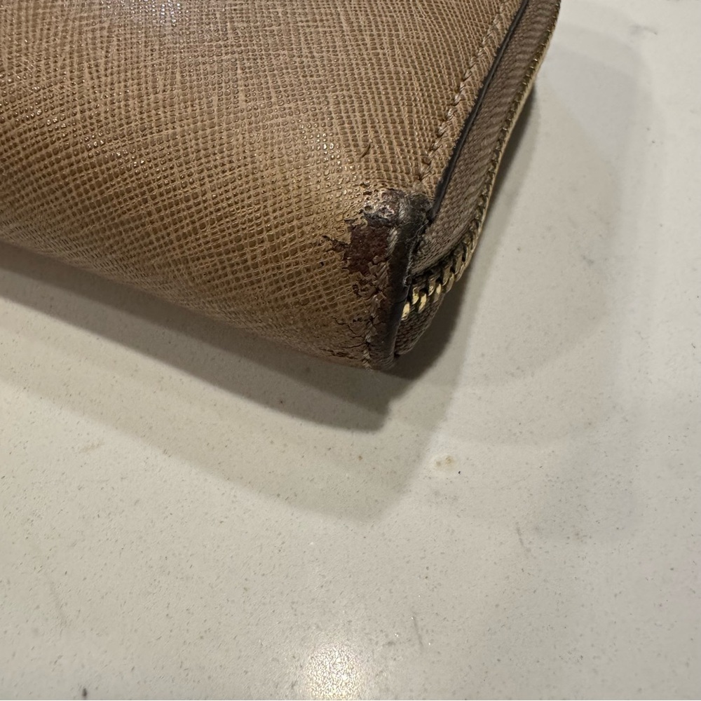 🎈 2/$5 🎈 Michael Kors Gold Logo Tan Wallet - Picture 3 of 6